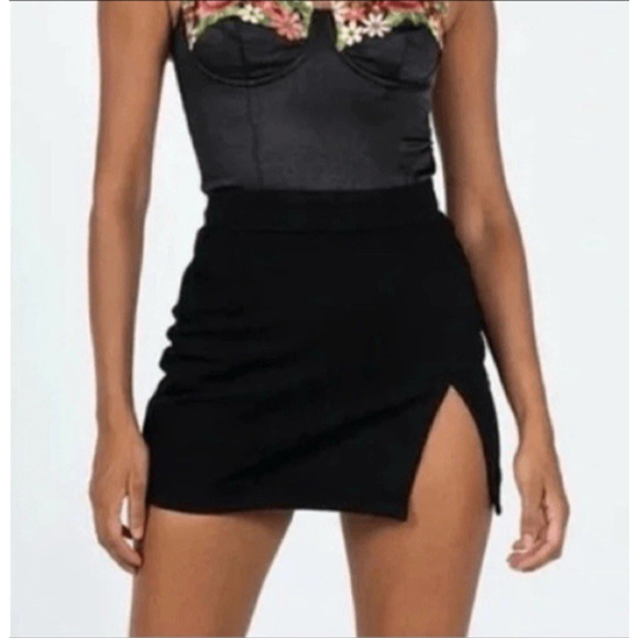 LIONESS Lola Black Denim Mini Skirt NWT Women's Size 6 Front Slit - Picture 1 of 8